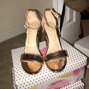Charlotte Rouse SIZE 7 Gold Rose Heels